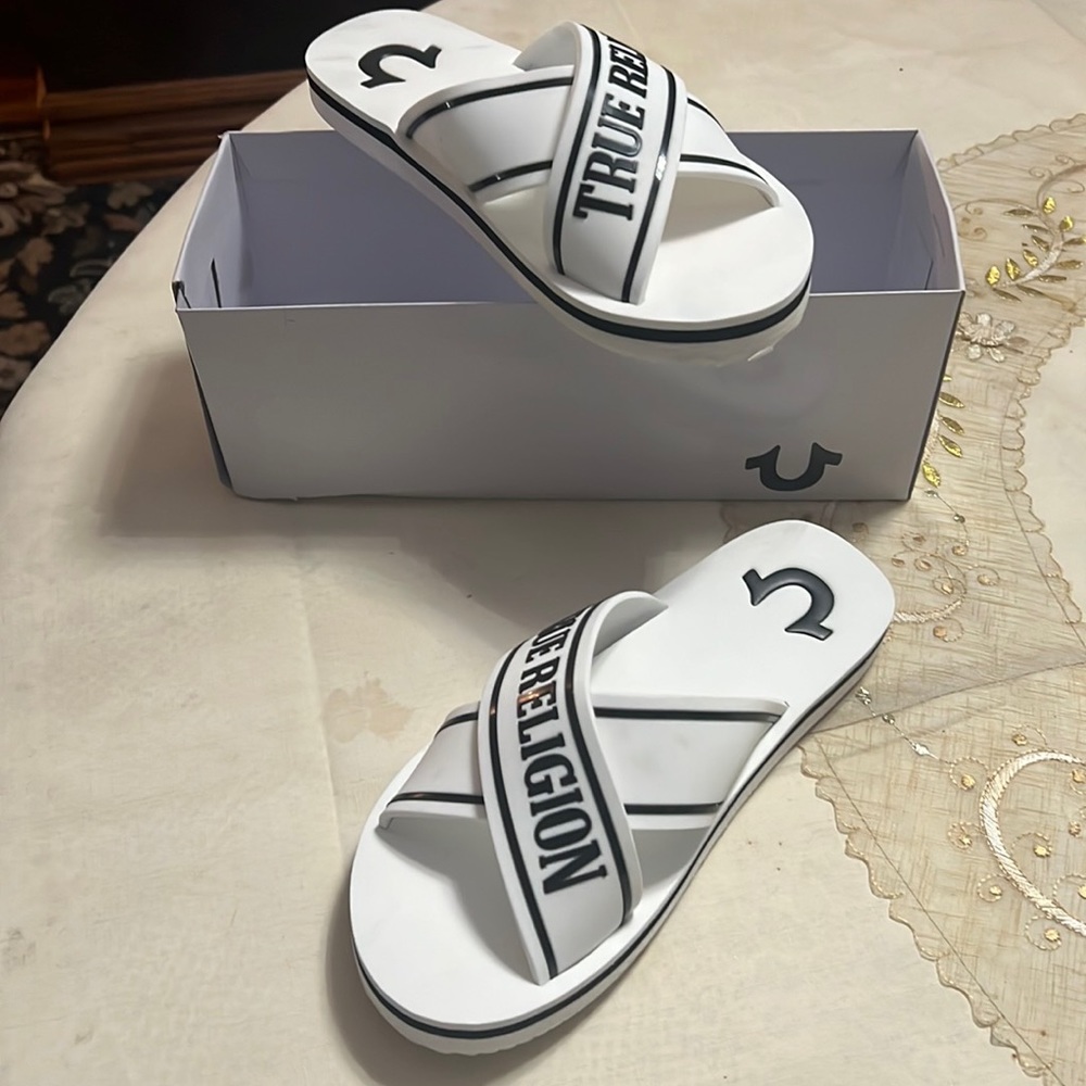 True Religion womens criss cross slippers
